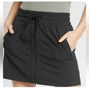 Athleta Women’s Expedition Skort Size 4 Black Mid Rise Zip Front Pockets EUC